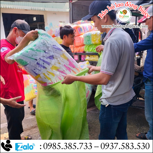 Thu Hồng Giao 70 Cây Áo Mưa Mặc 1 Lần Cho Khách Tỉnh Long An.