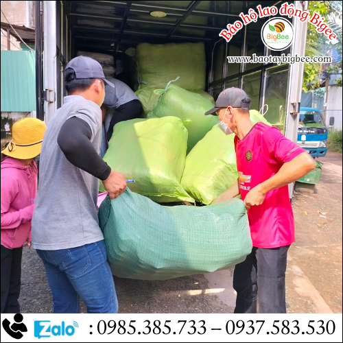 Thu Hồng Giao 70 Cây Áo Mưa Mặc 1 Lần Cho Khách Tỉnh Long An. Thu Hồng Giao 70 Cây Áo Mưa Mặc 1 Lần Cho Khách Tỉnh Long An.