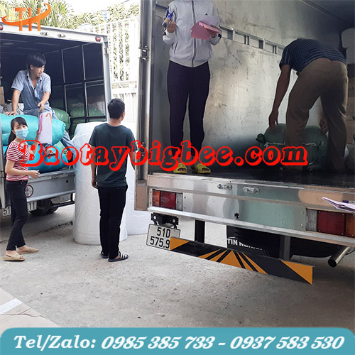 Nhân viên Thu Hồng soạn hàng đi giao cho khách Nhân viên Thu Hồng soạn hàng đi giao cho khách