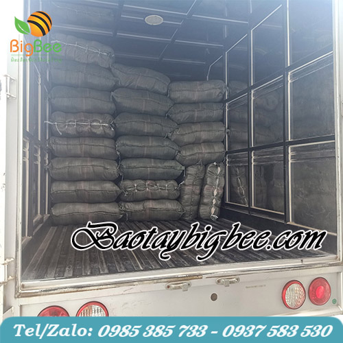 Nhân viên công ty vận chuyển hàng ra xe đi giao cho khách Nhân viên công ty vận chuyển hàng ra xe đi giao cho khách