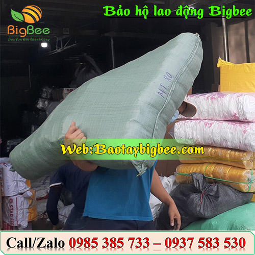 >Nhân viên Thu Hồng giao áo mưa cho khách< >Nhân viên Thu Hồng giao áo mưa cho khách<