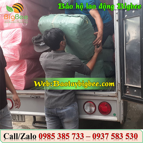 >Hình ảnh nhân viên Thu Hồng đi đơn hàng cho khách<