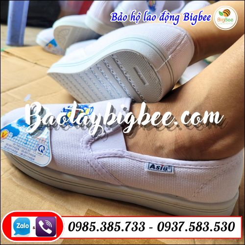Giày asia không dây trắng. Giày asia không dây trắng.