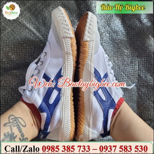 >>Kiểu dáng nhẹ nhàng, thoải mái, linh hoạt với mọi hoạt động. >>Kiểu dáng nhẹ nhàng, thoải mái, linh hoạt với mọi hoạt động.