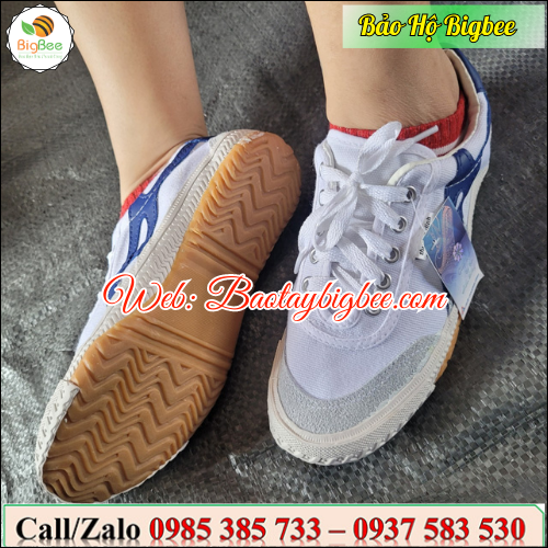 >>Đế giày chống trơn, chịu được lực mài mòn cao. >>Đế giày chống trơn, chịu được lực mài mòn cao.