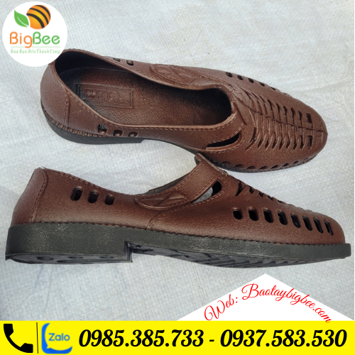 >>Giày có nhiều lỗ thông thoáng tránh nước đọng khi di chuyển. >>Giày có nhiều lỗ thông thoáng tránh nước đọng khi di chuyển.