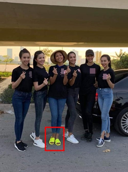 Hoa hậu H'Niê rất Việt Nam khi mang dép tổ ong ra nước ngoài Hoa hậu H'Niê rất Việt Nam khi mang dép tổ ong ra nước ngoài