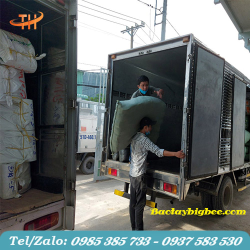 Nhân viên lên hàng đi giao cho khách hàng ngày Nhân viên lên hàng đi giao cho khách hàng ngày