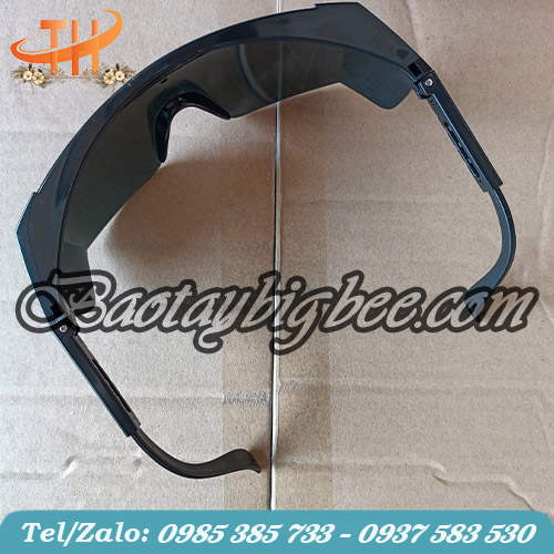 Kính có bản to - gọng chắc chắn Kính có bản to - gọng chắc chắn