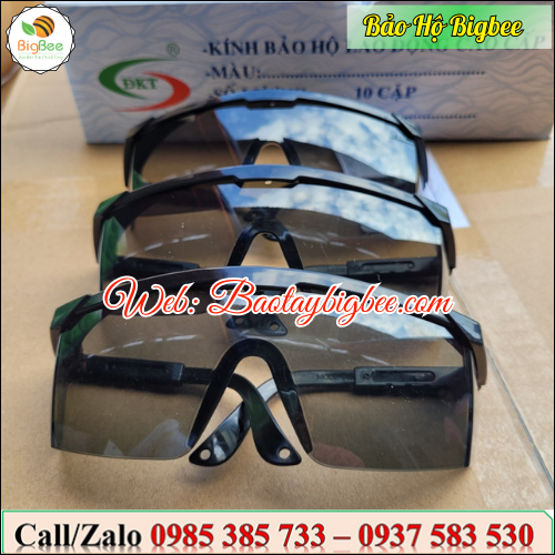 ...Kính bảo hộ lao màu đen... ...Kính bảo hộ lao màu đen...