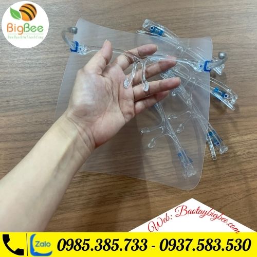 >>Kính có gọng chắc chắn, có thể tháo rời. >>Kính có gọng chắc chắn, có thể tháo rời.