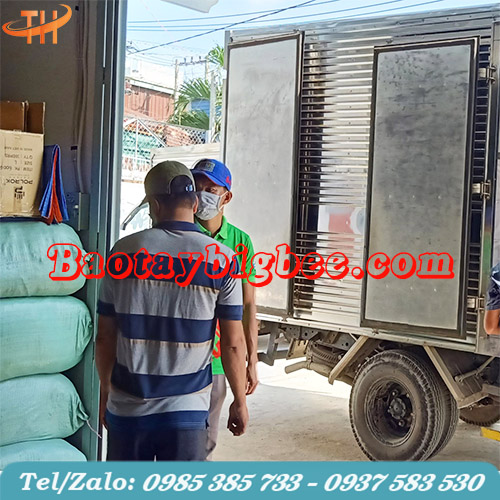 Nhân viên Thu Hồng soạn hàng đi giao cho khách Nhân viên Thu Hồng soạn hàng đi giao cho khách