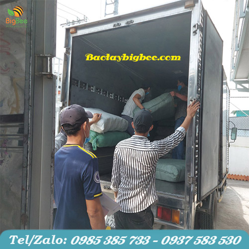 Hình ảnh nhân viên lên hàng đi giao tại Thu Hồng Hình ảnh nhân viên lên hàng đi giao tại Thu Hồng