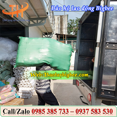 Nhân viên soạn đơn cho khách mua bao tay len lao động Nhân viên soạn đơn cho khách mua bao tay len lao động