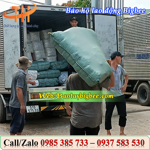 Nhân viên soạn đơn cho khách mua bao tay len lao động Nhân viên soạn đơn cho khách mua bao tay len lao động