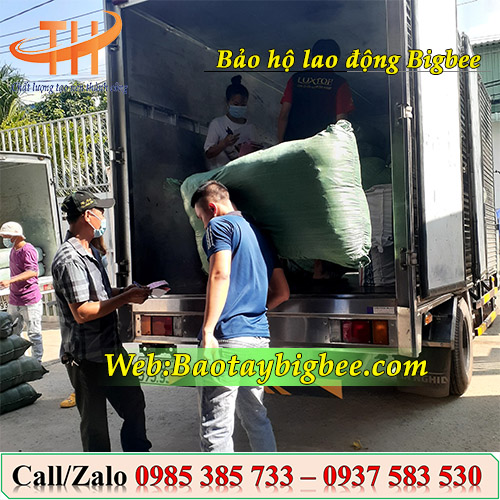 Nhân viên soạn đơn hàng đi giao cho khách Nhân viên soạn đơn hàng đi giao cho khách