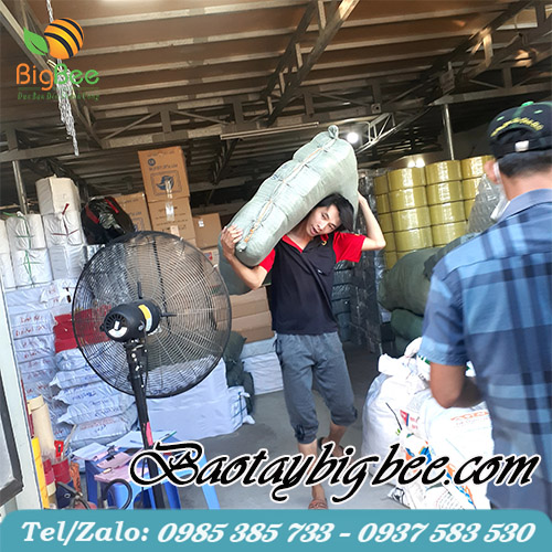 Nhân viên công ty vận chuyển hàng ra xe đi giao cho khách Nhân viên công ty vận chuyển hàng ra xe đi giao cho khách