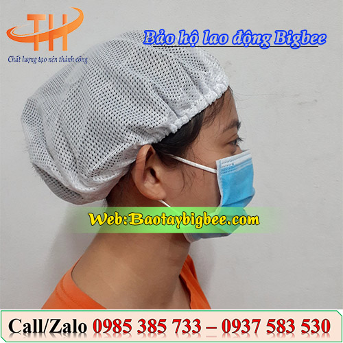 Đội mũ lưới trùm hết phần tóc ở bên trong mũ Đội mũ lưới trùm hết phần tóc ở bên trong mũ