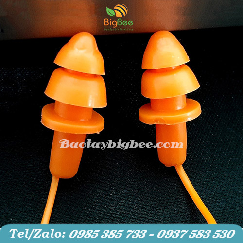 Nút bịt tai giảm âm màu cam. Nút bịt tai giảm âm màu cam.