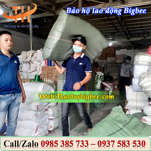 Nhân viên soạn đơn cho khách mua bao tay len lao động Nhân viên soạn đơn cho khách mua bao tay len lao động