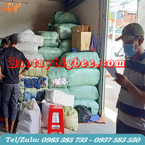 Nhân viên Thu Hồng soạn hàng đi giao cho khách Nhân viên Thu Hồng soạn hàng đi giao cho khách