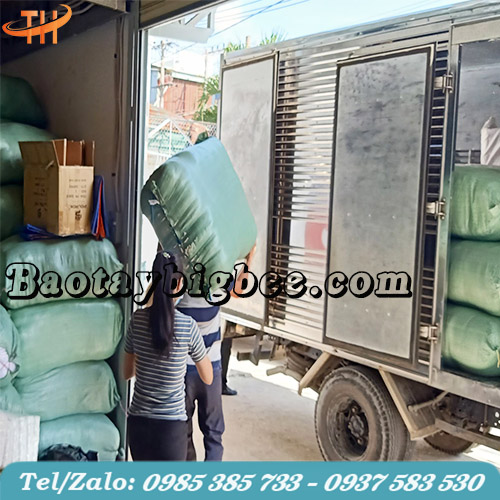 Nhân viên Thu Hồng soạn hàng đi giao cho khách Nhân viên Thu Hồng soạn hàng đi giao cho khách