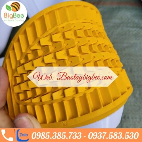 >>Đế ủng có gai chống trơn tốt với mọi địa hình. >>Đế ủng có gai chống trơn tốt với mọi địa hình.