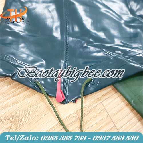 Ủng có thiết kế dây điều chỉnh trên đùi
