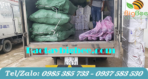 Hình ảnh đi giao ủng cho khách hàng của công ty Thu Hồng. Hình ảnh đi giao ủng cho khách hàng của công ty Thu Hồng.