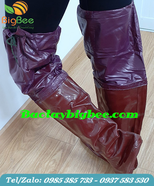 Ủng lội nước, đi ruộng màu đỏ thẫm. Ủng lội nước, đi ruộng màu đỏ thẫm.