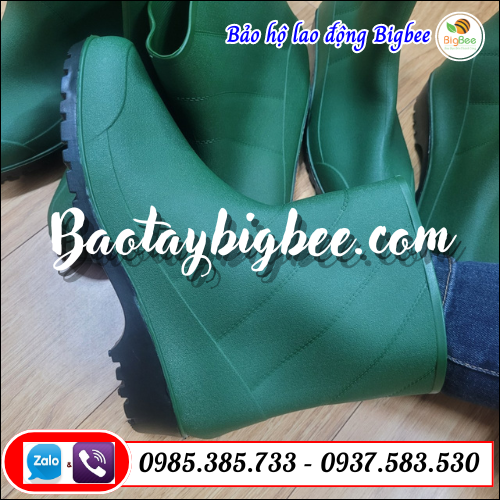 Ủng nhựa lội nước cổ thấp. Ủng nhựa lội nước cổ thấp.