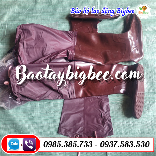 Ủng nhựa lội nước cao ngang đùi. Ủng nhựa lội nước cao ngang đùi.