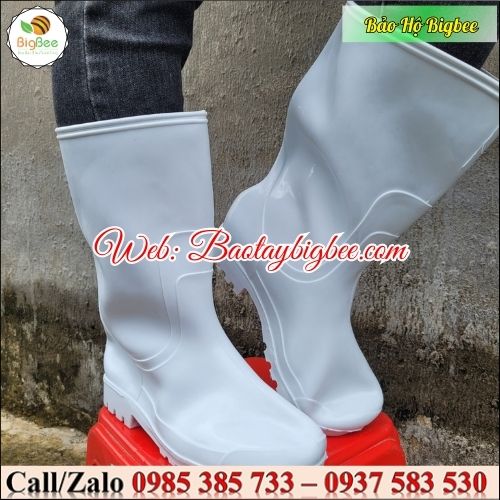 Ủng được thiết kế với trọng lượng nhẹ giúp dễ đi lại. Ủng được thiết kế với trọng lượng nhẹ giúp dễ đi lại.