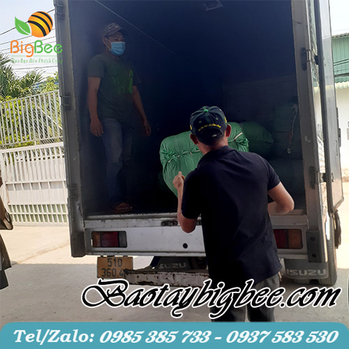 Nhân viên công ty vận chuyển hàng ra xe đi giao cho khách Nhân viên công ty vận chuyển hàng ra xe đi giao cho khách