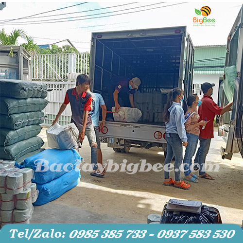 Nhân viên vận chuyển đơn hàng cho khách Nhân viên vận chuyển đơn hàng cho khách