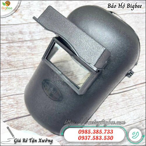 Mặt nạ hàn bảo vệ mắt và mặt khi hàn sắt. Mặt nạ hàn bảo vệ mắt và mặt khi hàn sắt.