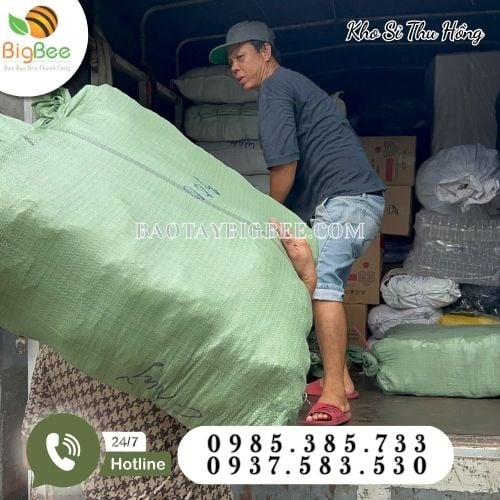 Nhân viên Thu Hồng sắp xếp hàng lên xe tải Nhân viên Thu Hồng sắp xếp hàng lên xe tải