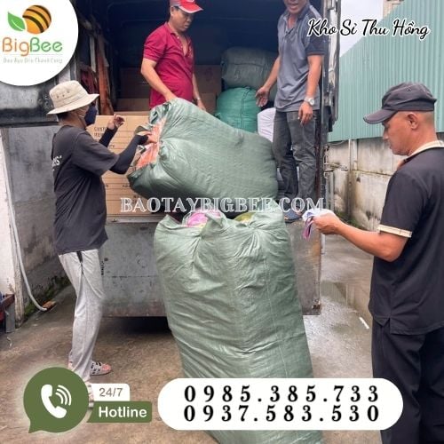 Đội nhân viên Thu Hồng soạn hàng lên xe để giao cho khách Đội nhân viên Thu Hồng soạn hàng lên xe để giao cho khách