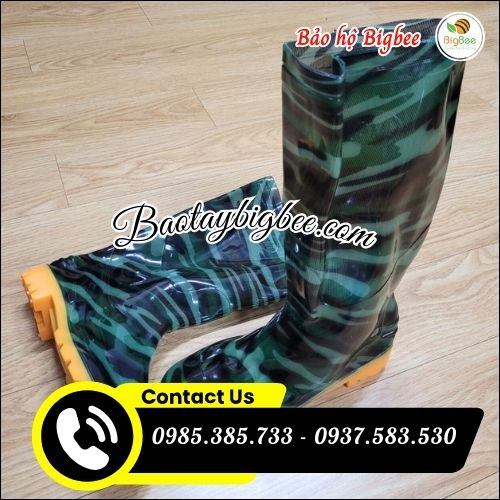 Ủng nhựa rằn ri đi mưa. Ủng nhựa rằn ri đi mưa.