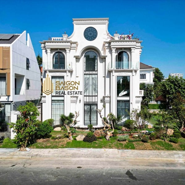 Bán biệt thự Phú Mỹ Hưng, góc 3 mặt tiền Nam Thông 2