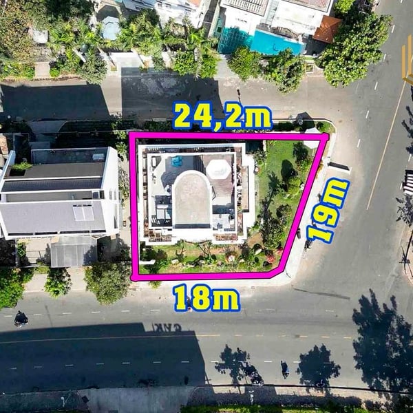 Bán biệt thự Phú Mỹ Hưng, góc 3 mặt tiền Nam Thông 2