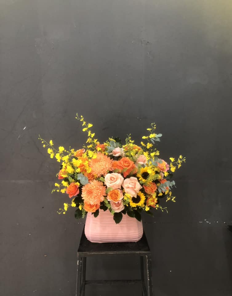 Hoa khai trương để bàn - Giỏ hoa tone vàng cam