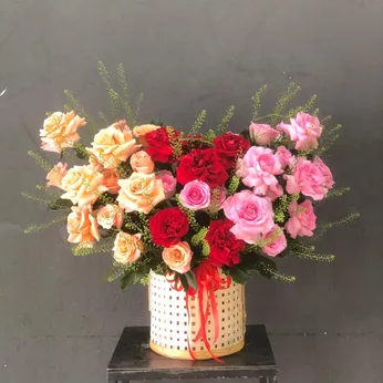 GIỎ HOA HỒNG MIX THEO PHONG CÁCH HIỆN ĐẠI - HG006
