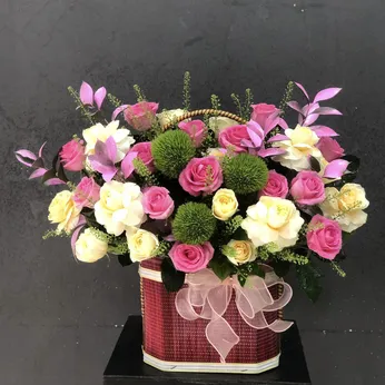 GIỎ HOA HỒNG MIX THEO PHONG CÁCH HIỆN ĐẠI - HG005