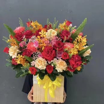 GIỎ HOA HỒNG MIX THEO PHONG CÁCH HIỆN ĐẠI - HG003