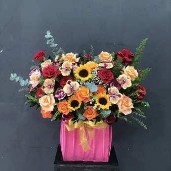 GIỎ HOA MIX MÀU THEO PHONG CÁCH HIỆN ĐẠI - HG011