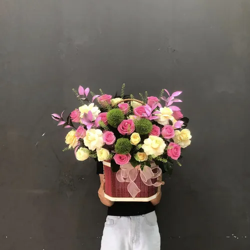 GIỎ HOA HỒNG MIX THEO PHONG CÁCH HIỆN ĐẠI - HG005