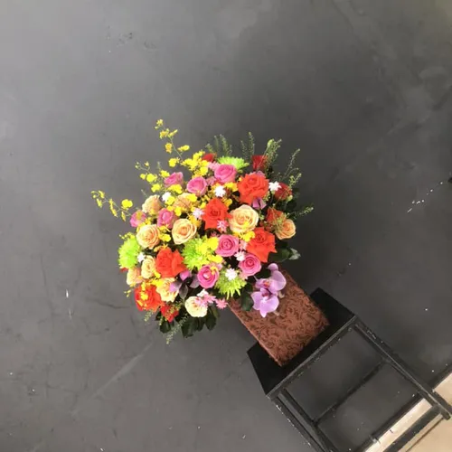 GIỎ HOA HỒNG MIX THEO PHONG CÁCH HIỆN ĐẠI - HG004