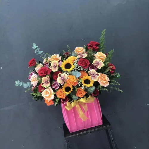 GIỎ HOA MIX MÀU THEO PHONG CÁCH HIỆN ĐẠI - HG011