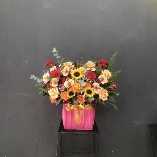 GIỎ HOA MIX MÀU THEO PHONG CÁCH HIỆN ĐẠI - HG011